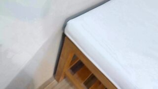 El masajista pervertido aceita y se folla a su clienta Caro Gomezz en todas las posiciones