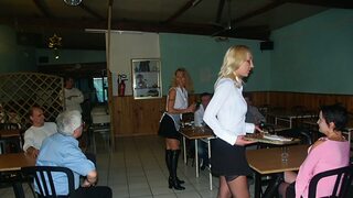 Serveuses anales au restaurant public
